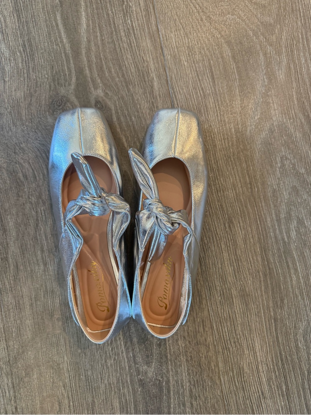 Silver Knot-Bow Womenโs Flats - Metallic Leather - Brand new, never worn